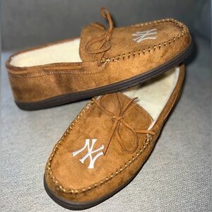 New York Yankees Moccasin Slippers Mens Large